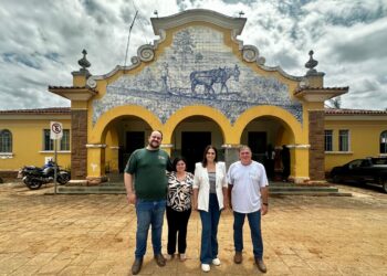 A deputada federal Simone Marquetto (MDB-SP) durante visita a Etec Edson Galvão. (Divulgação)