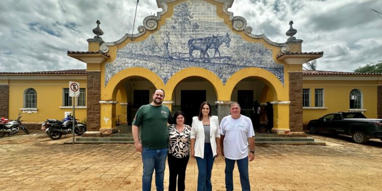 A deputada federal Simone Marquetto (MDB-SP) durante visita a Etec Edson Galvão. (Divulgação)