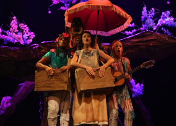 A vida simples, os versos, as flores, os doces e as lições de vida de Cora Coralina estão impressos nesta singela homenagem à poetisa goiana Ana Lins dos Guimarães Peixoto Brêtas. (Divulgação)