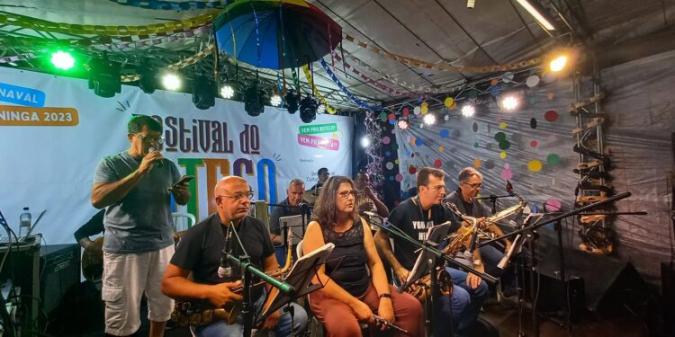 Um palco foi montado para receber as bandas que vão animar quem passar pelo local nos seis dias de festa. ( Facebook/Secretaria de Cultura e Turismo de Itapetininga)