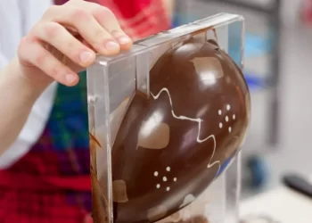 O Fundo Social de Solidariedade de Itapetininga prepara a oficina de Ovos de Páscoa. (Divulgação)