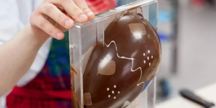 O Fundo Social de Solidariedade de Itapetininga prepara a oficina de Ovos de Páscoa. (Divulgação)