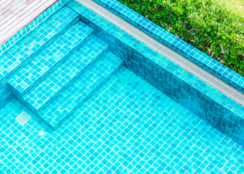 Antes de começar a procurar a piscina dos seus sonhos, avalie o espaço disponível em seu quintal. (Freepik)
