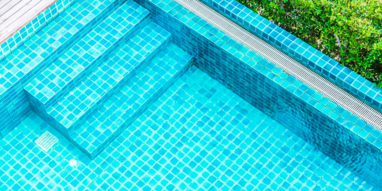 Antes de começar a procurar a piscina dos seus sonhos, avalie o espaço disponível em seu quintal. (Freepik)