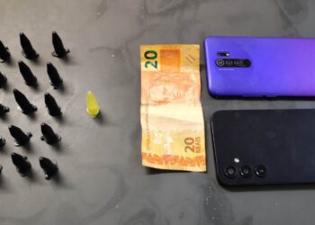 Foram apreendidos 21 pinos de cocaína e dinheiro. (Divulgação)