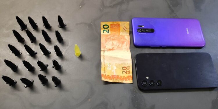 Foram apreendidos 21 pinos de cocaína e dinheiro. (Divulgação)