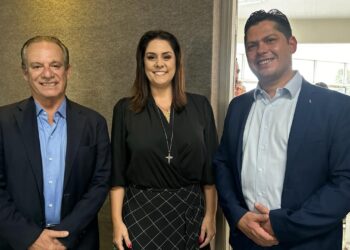 O secretário de Desenvolvimento Econômico do Estado de São Paulo, Jorge Lima, a deputada federal Simone Marquetto (MDB-SP) e o prefeito de Itapetininga Jeferson Brun. (Divulgação)