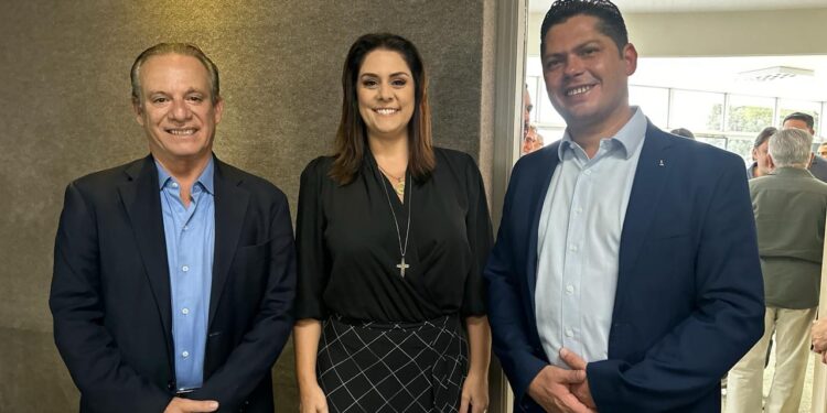 O secretário de Desenvolvimento Econômico do Estado de São Paulo, Jorge Lima, a deputada federal Simone Marquetto (MDB-SP) e o prefeito de Itapetininga Jeferson Brun. (Divulgação)