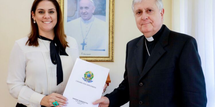 a deputada federal Simone Marquetto (MDB-SP) participou de uma audiência com o Núncio Apostólico, Dom Giambasttista Diquattro, representante do Papa Francisco no Brasil. (Divulgação)