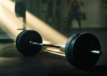 A atividade, realizada sob supervisão de um profissional, tem como objetivo ajudar os praticantes da terceira idade a manterem a forma e recuperar a coordenação motora