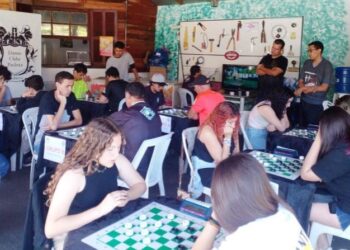 O jogo de damas é muito mais do que apenas um passatempo; é uma atividade que estimula o pensamento crítico, a análise de padrões e a tomada de decisões estratégicas. (Divulgação)