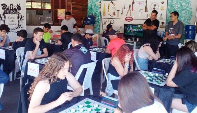 O jogo de damas é muito mais do que apenas um passatempo; é uma atividade que estimula o pensamento crítico, a análise de padrões e a tomada de decisões estratégicas. (Divulgação)