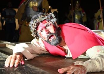 A encenação é um momento de reflexão e oração para os católicos e sempre aberta ao público. (Divulgação)