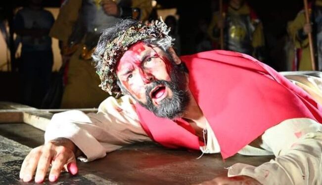 A encenação é um momento de reflexão e oração para os católicos e sempre aberta ao público. (Divulgação)