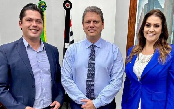 O prefeito Jeferson Brun e o governador Tarcísio de Freitas. )(Divulgação)