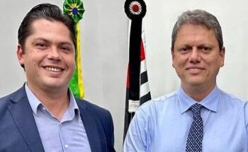O prefeito Jeferson Brun e o governador Tarcísio de Freitas. )(Divulgação)