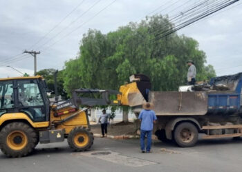 Aproximadamente 80 colaboradores e servidores da Prefeitura de Itapetininga irão percorrer os bairros para recolher materiais inservíveis que possam armazenar água, eliminando assim, o surgimento de focos de criadouros do mosquito Aedes Aegypti, responsável por doenças como a Dengue, Zika e Chikungunya. (Divulgação)