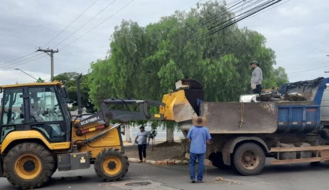 Aproximadamente 80 colaboradores e servidores da Prefeitura de Itapetininga irão percorrer os bairros para recolher materiais inservíveis que possam armazenar água, eliminando assim, o surgimento de focos de criadouros do mosquito Aedes Aegypti, responsável por doenças como a Dengue, Zika e Chikungunya. (Divulgação)