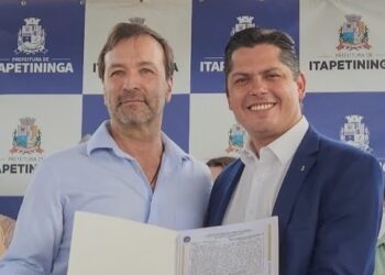 Secretário de Estado Marcelo Branco e Prefeito Jeferson Brun entregam 419 títulos de Regularização Fundiária para famílias em Itapetininga. (Divulgação)