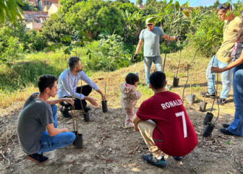 A ação realizada teve como objetivo introduzir alunos para um olhar de atenção e para a revitalização de áreas verdes do bairro. (Divulgação)