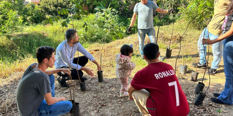 A ação realizada teve como objetivo introduzir alunos para um olhar de atenção e para a revitalização de áreas verdes do bairro. (Divulgação)
