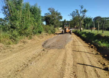 Os trabalhos de manutenção, patrolamento e cascalhamento foram realizados nas Estradas do Bairro Mato Seco, Morro Vermelho e Estrada Cabeceira de Jurumirim. (Divulgação)