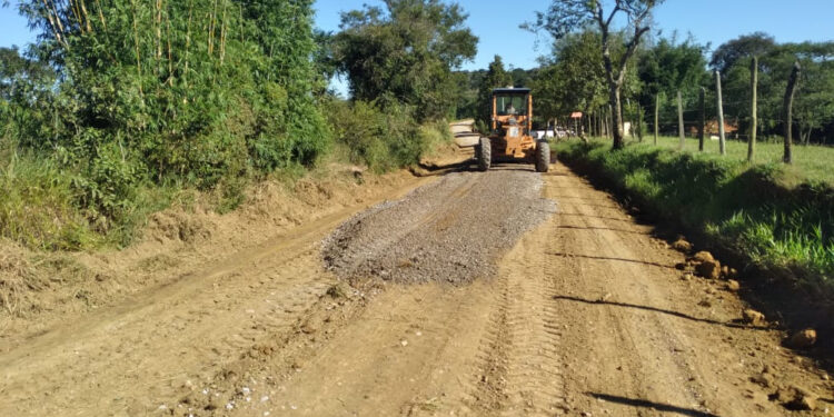 Os trabalhos de manutenção, patrolamento e cascalhamento foram realizados nas Estradas do Bairro Mato Seco, Morro Vermelho e Estrada Cabeceira de Jurumirim. (Divulgação)
