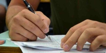 Pessoa escrevendo. (Divulgação).