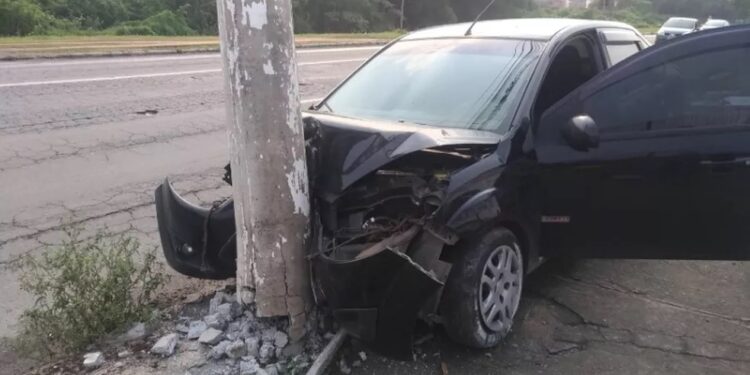 Na maioria dos casos, após a colisão, é necessária a substituição do poste e a reconstrução da rede de distribuição de energia, o que pode levar tempo até ser concluída. (Arquivo)