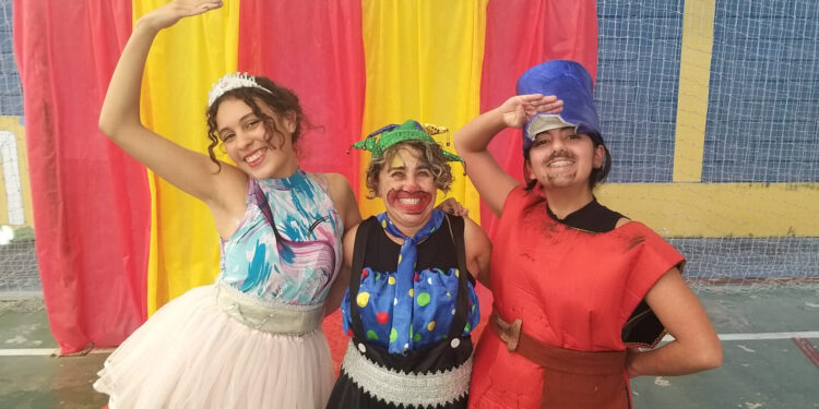 Alunas do curos de teatro. (Divulgação)