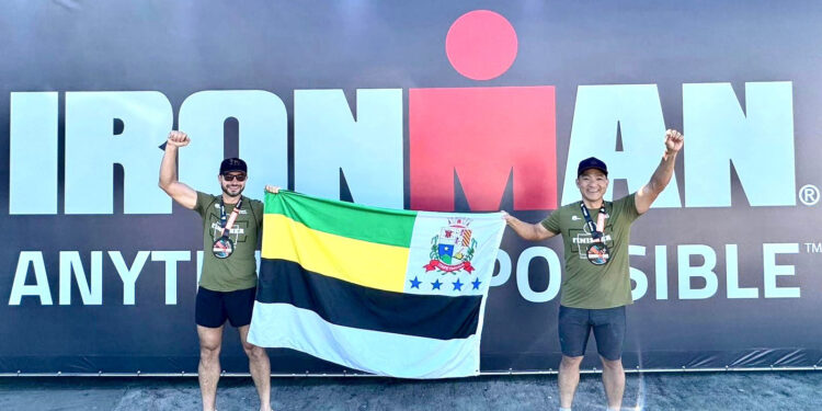 Atletas com a bandeira do município de Itapetininga. (Divulgação)