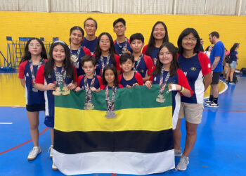 Vencedores posam para foto com medalhas, e segurando a bandeira de Itapetininga.(Divulgação)