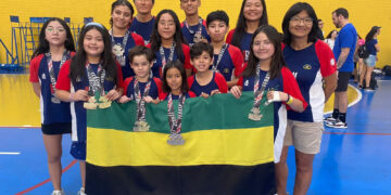 Vencedores posam para foto com medalhas, e segurando a bandeira de Itapetininga.(Divulgação)