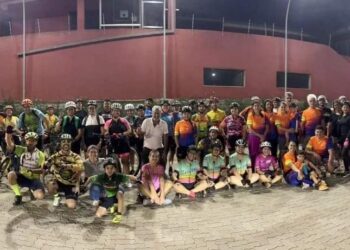 Os ciclistas arrecadaram alimentos, água, material de limpeza e roupas.