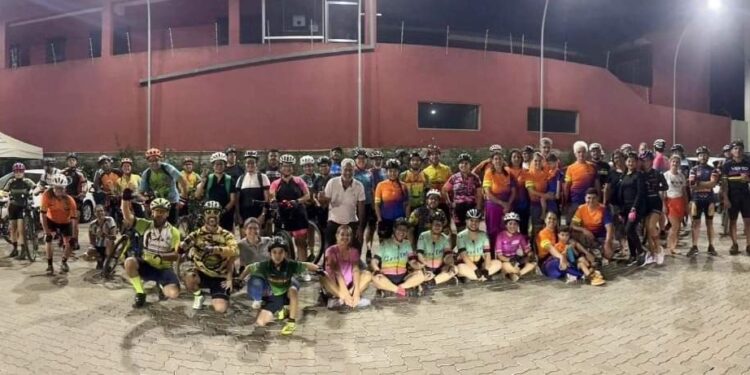 Os ciclistas arrecadaram alimentos, água, material de limpeza e roupas.