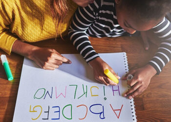 Criança escrevendo. (Divulgação)