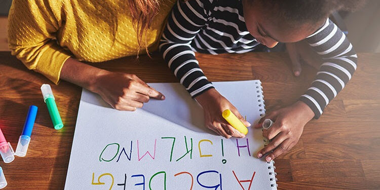 Criança escrevendo. (Divulgação)