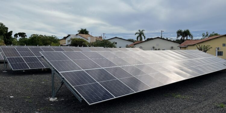 Painéis solares. (Divulgação).