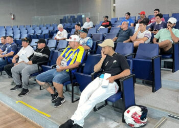Representantes sentados durante o Congresso Técnico. (Divulgação).