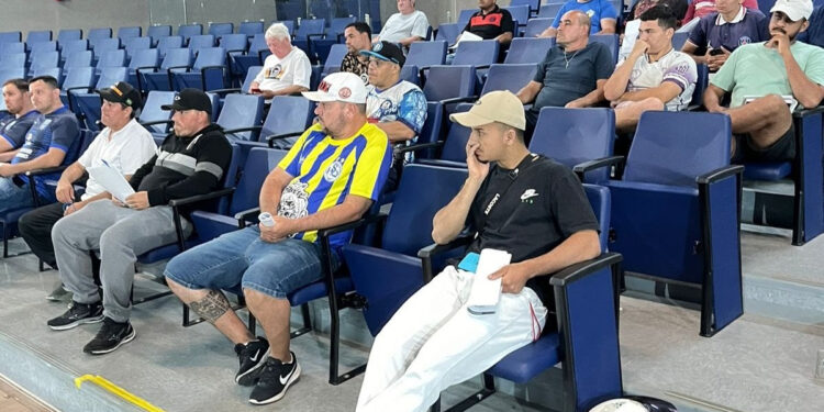 Representantes sentados durante o Congresso Técnico. (Divulgação).