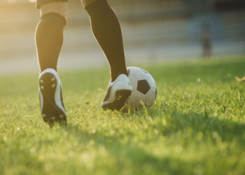 Pessoa jogando futebol. (Divulgação)