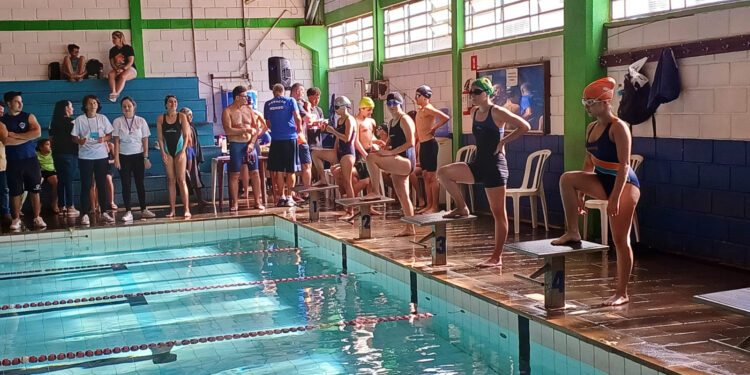 Nadadores se preparando. (Divulgação)