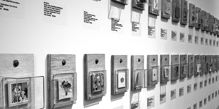 O Foyer do Teatro Sesi Itapetininga exibirá a exposição com artes de até 5 cm ‘Ar: Acervo Rotativo’, de 11 de maio a 11 de agosto de 2024. (Divulgação)