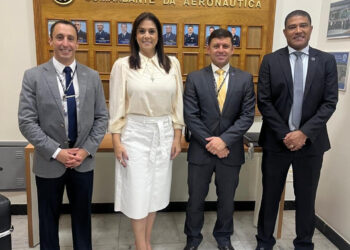 Simone Marquetto com trabalhadores da FAB. (Divulgação)