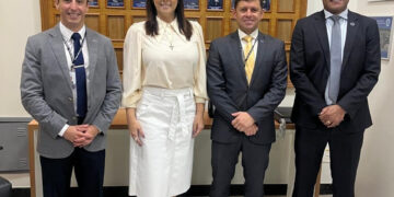 Simone Marquetto com trabalhadores da FAB. (Divulgação)