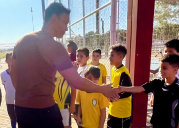 O projeto é uma escolinha de futebol desenvolvida pelo craque. (Divulgação)