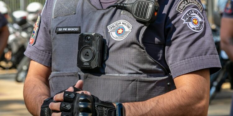 O edital do governo de São Paulo para a aquisição de 12 mil novas câmeras aos agentes prevê a gravação de vídeos no modo intencional, ou seja, sendo o policial responsável por gravar ou não uma ocorrência. (Divulgação/ Governo do Estado de São Paulo)