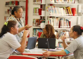 A Nova EJA abrange o Ensino Fundamental anos finais (do 6° ao 9° ano) e o Ensino Médio (do 1° ao 3º ano), enquanto a EJA Profissionalizante, em parceria com o SENAI-SP, oferece certificação profissional em um dos cursos disponíveis no programa. (Divulgação)