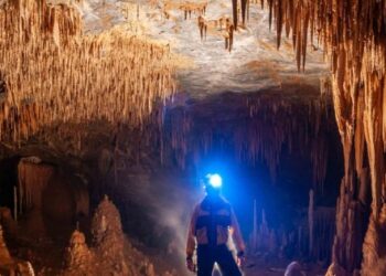 Parque Estadual Turístico Alto da Ribeira, em Iporanga, dá acesso ao maior pórtico do planeta, segundo o Guiness Book, com 215 metros de abertura: o pórtico da Casa de Pedra. (Divulgação)