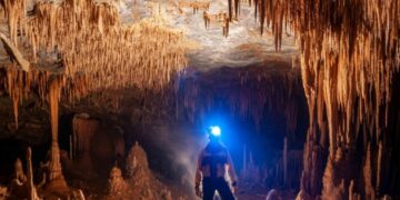 Parque Estadual Turístico Alto da Ribeira, em Iporanga, dá acesso ao maior pórtico do planeta, segundo o Guiness Book, com 215 metros de abertura: o pórtico da Casa de Pedra. (Divulgação)